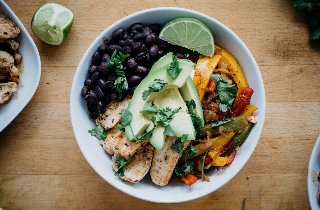seefoodplay | healthy chicken fajita bowls